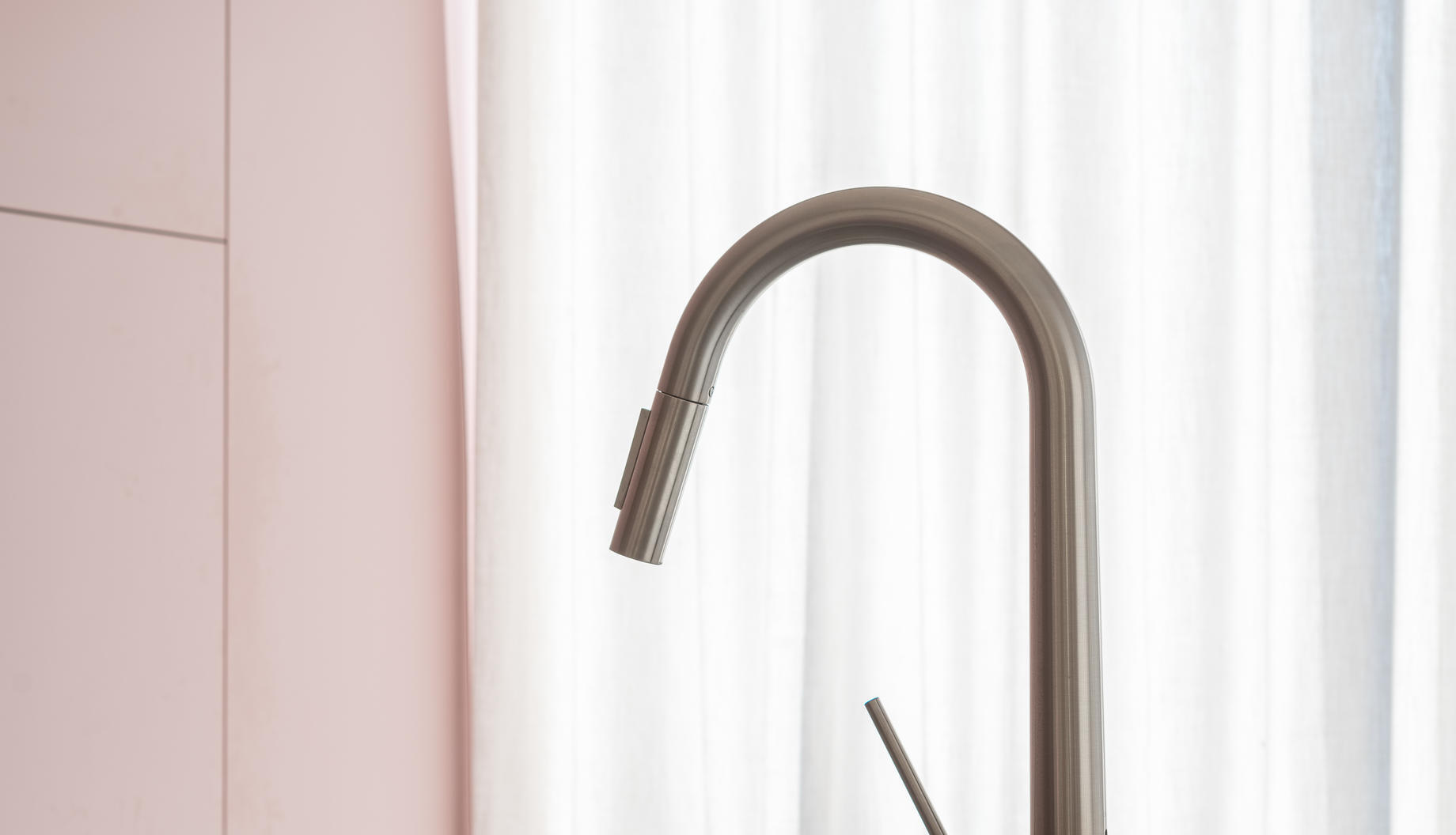 Inrichting woonkamer - keukeninrichting - maatwerk woonkamer roze - timmer ateljé - marke