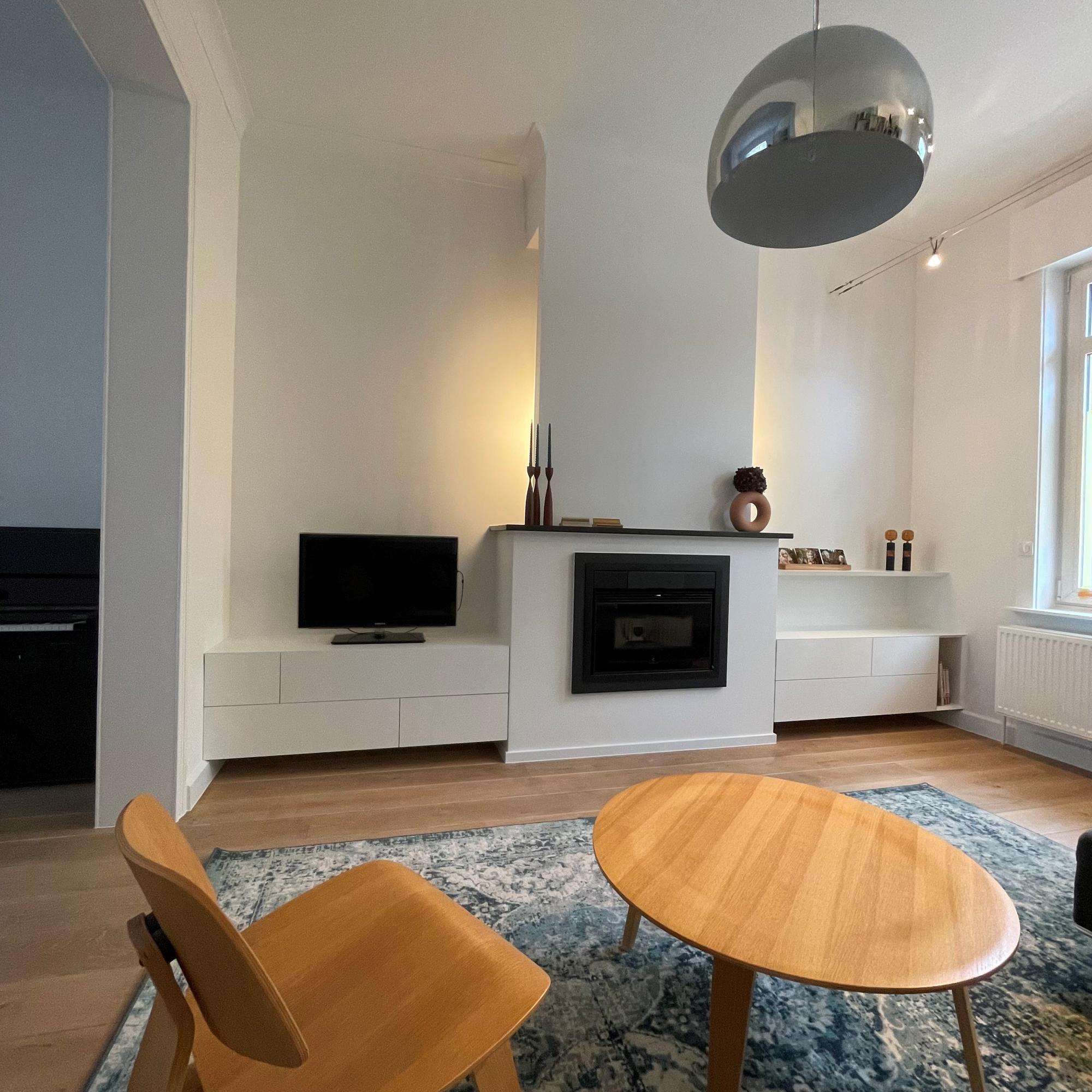 Inrichting woonkamer - haardbekleding - haardwand - maatwerk - timmer ateljé - marke kortrijk