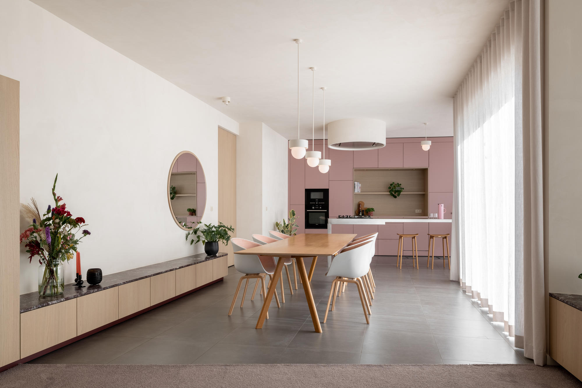 Inrichting woonkamer - keukeninrichting - maatwerk woonkamer roze - timmer ateljé - marke
