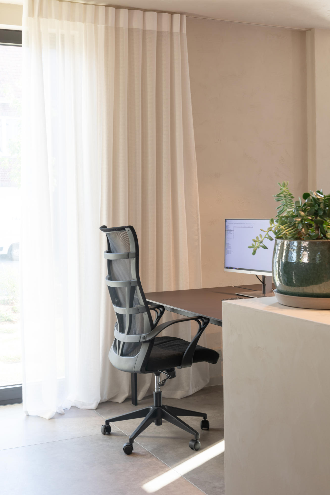 Kantoorinrichting - kantoor op maat - bureau op maat - interieurintrichting - high end afwerking - maatwerk - timmer ateljé - kortrijk marke