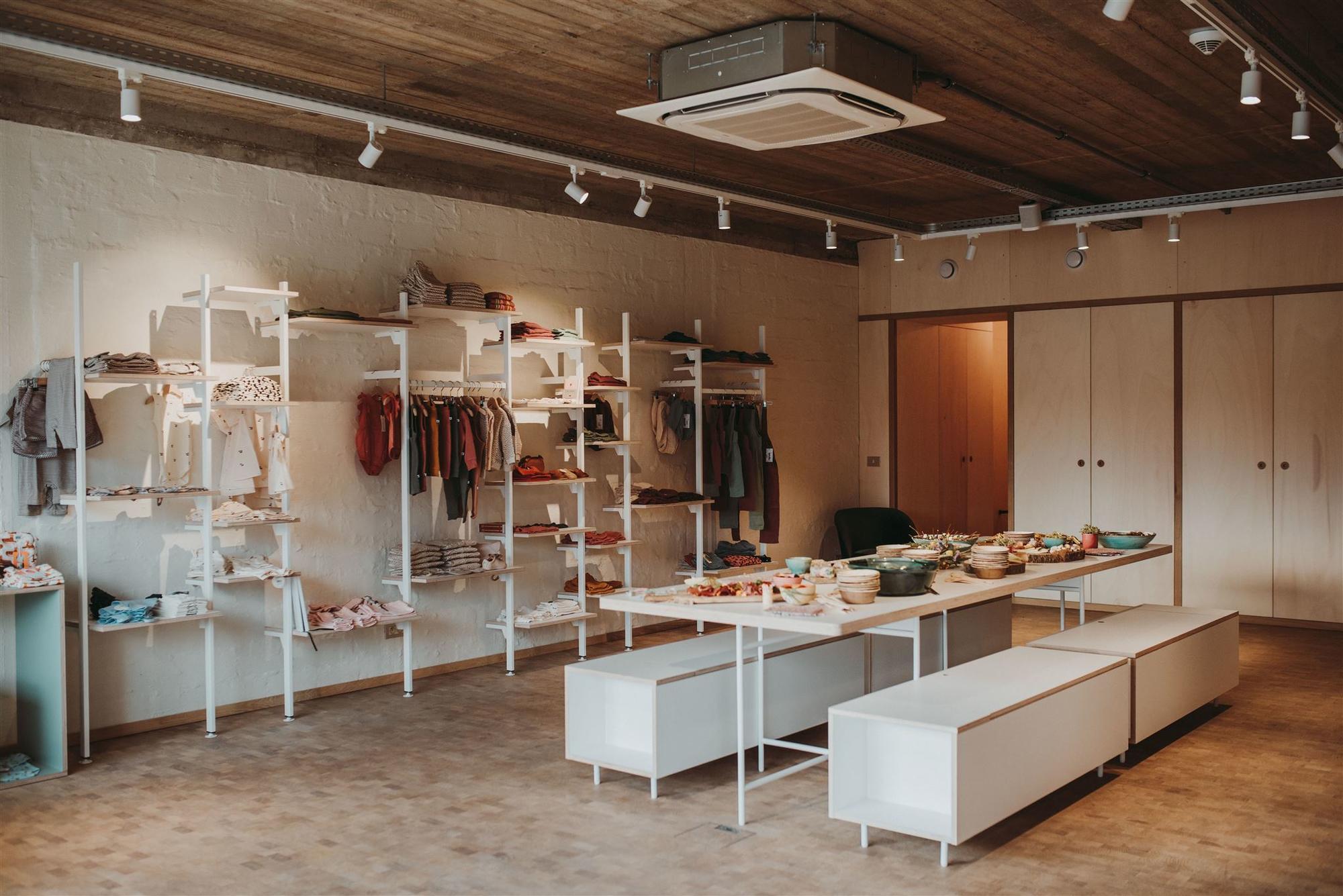 Winkelinrichting - interieur winkel op maat - maatwerk kledijwinkel - maatwerk kinderwinkel - interieurinrichting winkel - timmer ateljé - kortrijk marke
