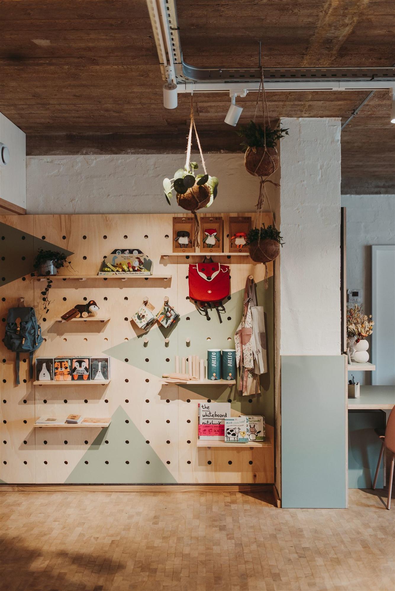 Winkelinrichting - interieur winkel op maat - maatwerk kledijwinkel - maatwerk kinderwinkel - interieurinrichting winkel - timmer ateljé - kortrijk marke