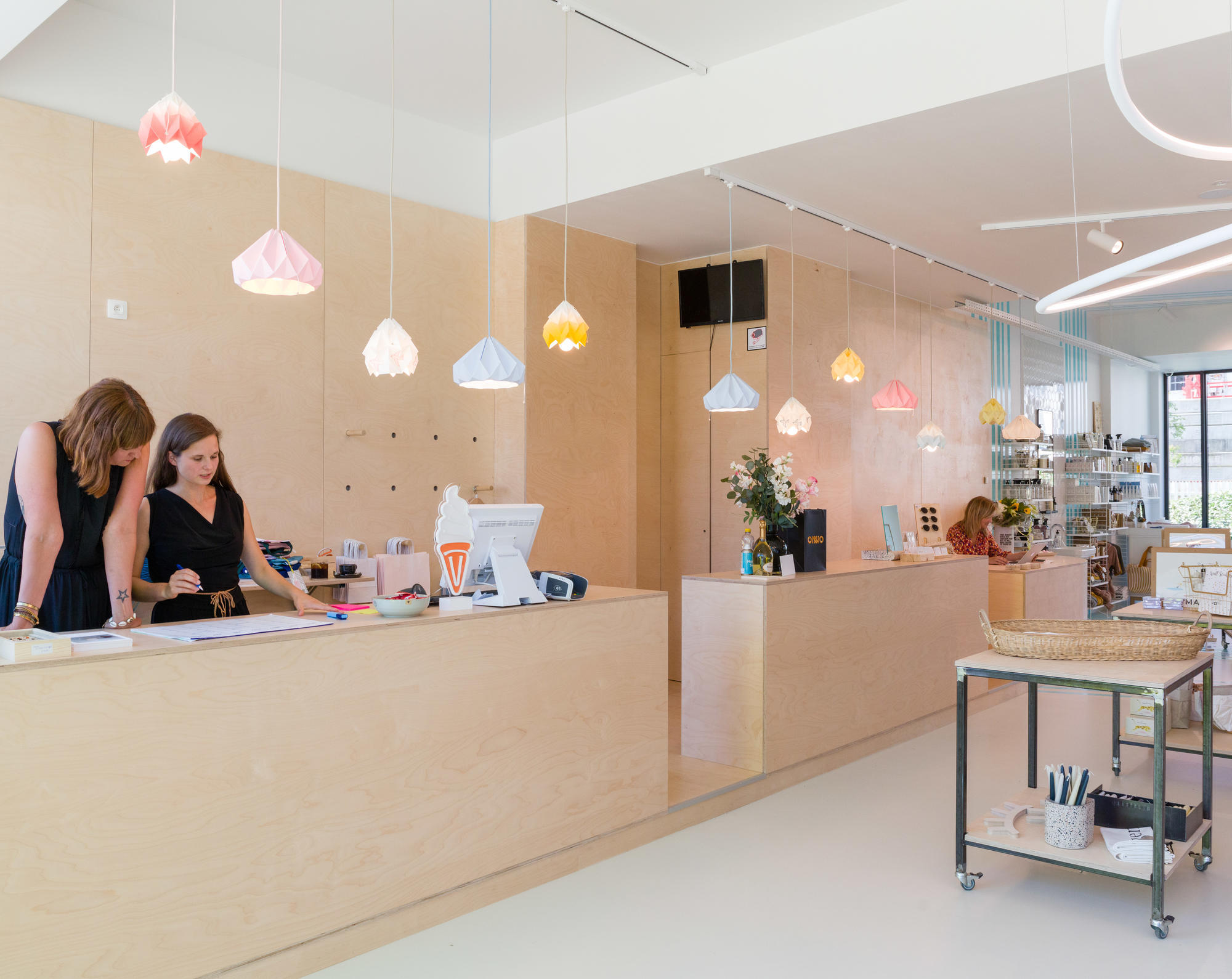 Winkelinrichting - interieur winkel op maat - maatwerk kledijwinkel - maatwerk kinderwinkel - interieurinrichting winkel - timmer ateljé - kortrijk marke