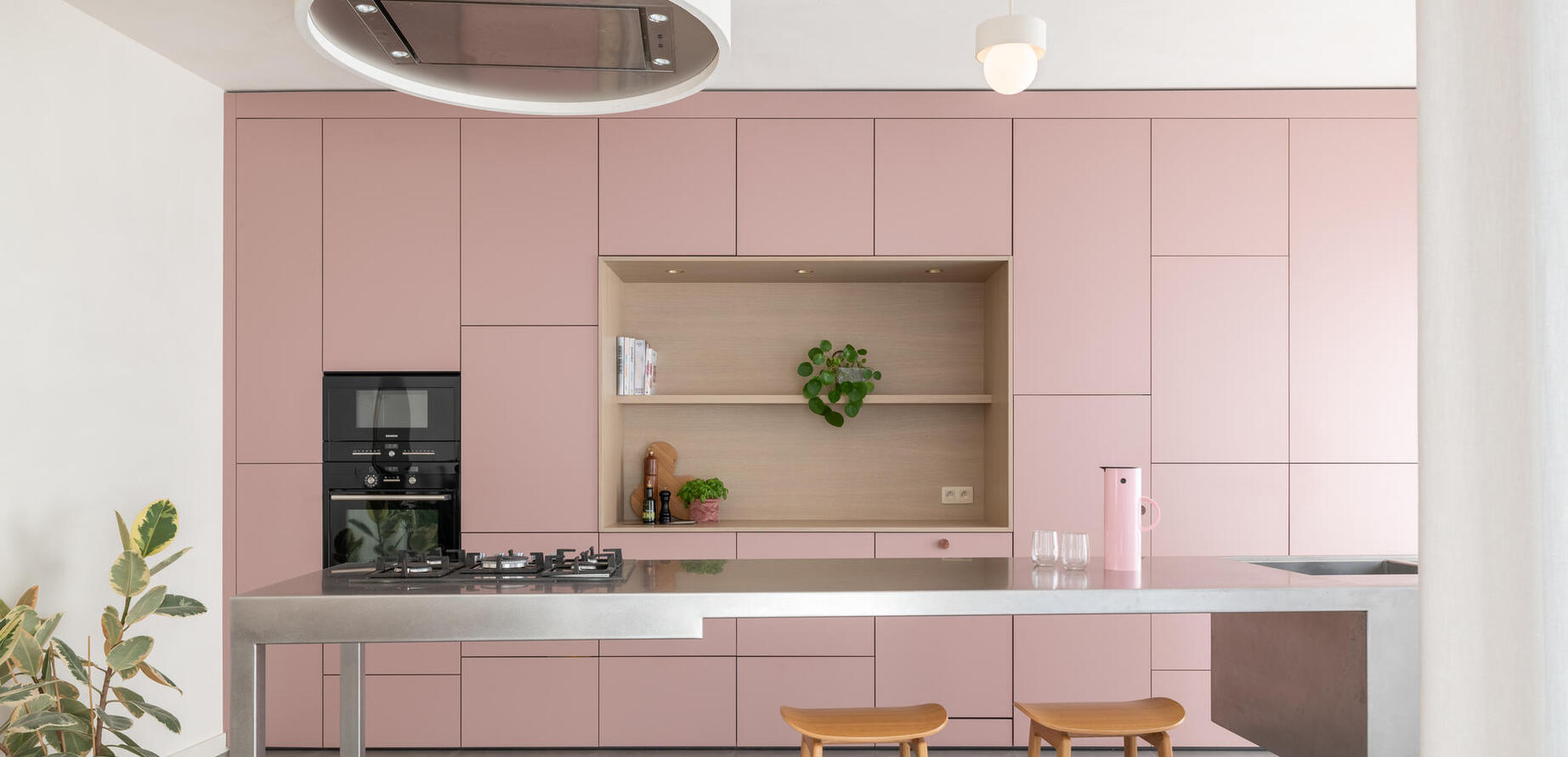 Inrichting woonkamer - keukeninrichting - maatwerk woonkamer roze - timmer ateljé - marke